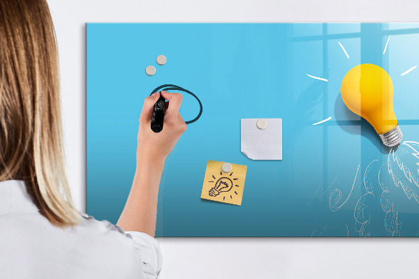 Tableau magnétique effaçable Un tableau coloré pour présenter des photos