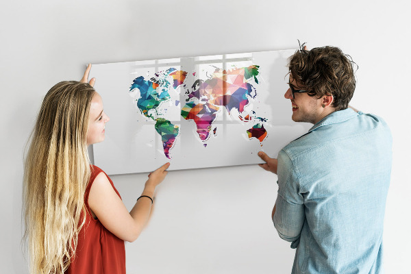Tableau magnétique effaçable Carte du monde colorée avec photos