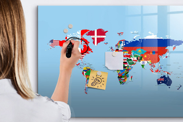 Tableau magnétique effaçable Une carte du monde avec des lieux et des souvenirs