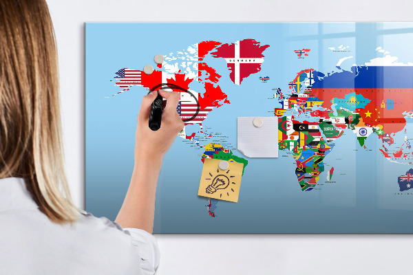 Tableau magnétique effaçable Une carte du monde avec des lieux et des souvenirs