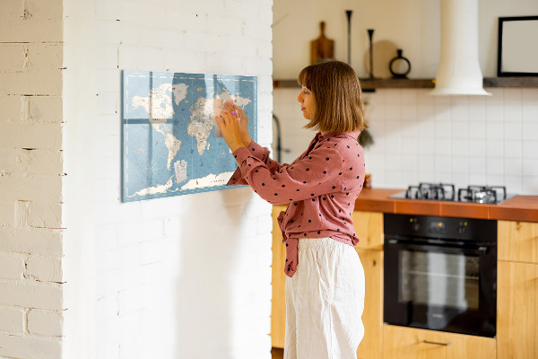 Tableau effaçable magnétique Une carte du monde avec des souvenirs personnels