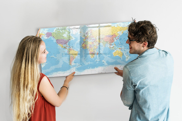 Tableau effaçable magnétique Une carte du monde avec des souvenirs personnels