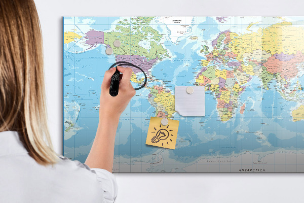 Tableau effaçable magnétique Une carte du monde avec des souvenirs personnels
