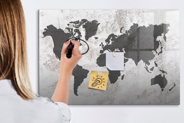 Tableau magnétique effaçable Une carte du monde remplie de souvenirs et de notes
