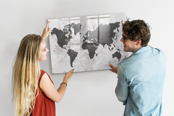 Tableau magnétique effaçable Une carte du monde remplie de souvenirs et de notes