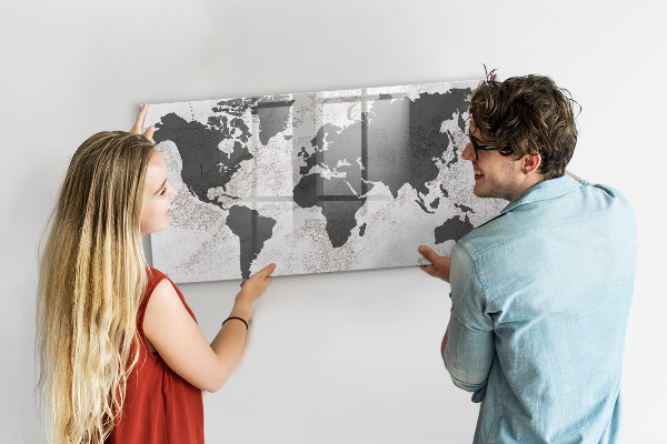 Tableau magnétique effaçable Une carte du monde remplie de souvenirs et de notes