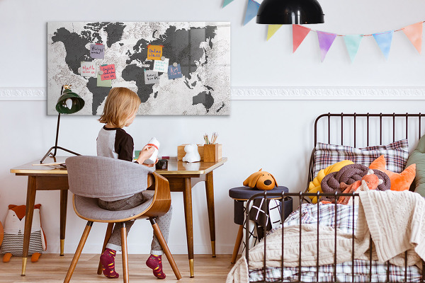 Tableau magnétique effaçable Une carte du monde remplie de souvenirs et de notes