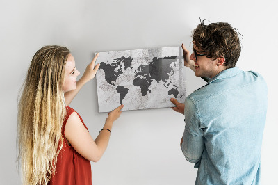 Tableau magnétique effaçable Une carte du monde remplie de souvenirs et de notes