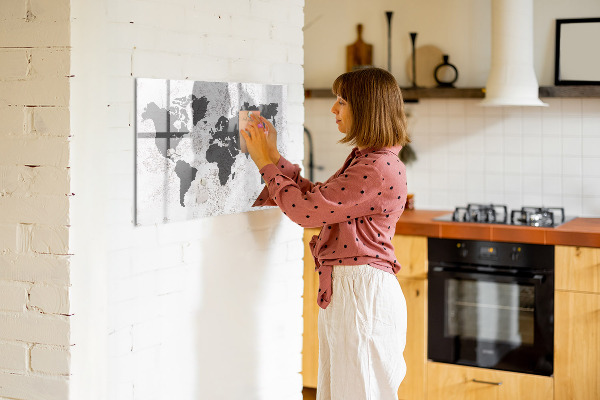 Tableau magnétique effaçable Une carte du monde remplie de souvenirs et de notes