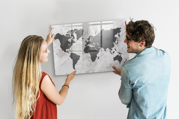 Tableau magnétique effaçable Une carte du monde remplie de souvenirs et de notes