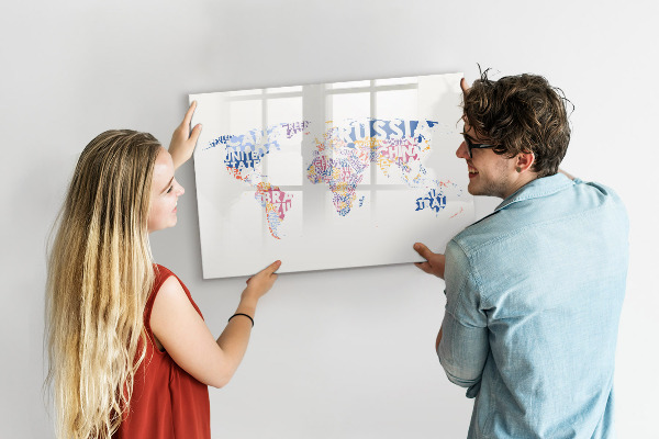Tableau effaçable magnétique Une carte du monde avec des souvenirs personnels