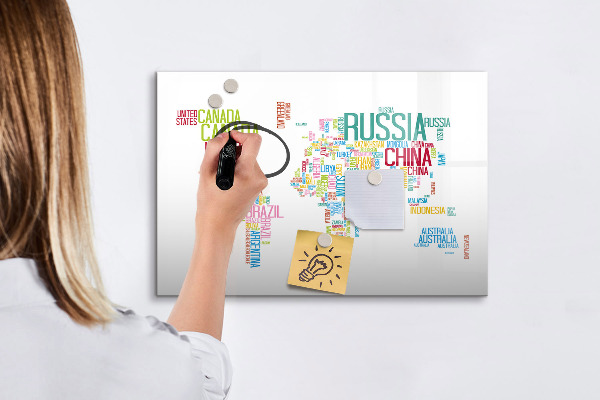 Tableau effaçable magnétique Une carte du monde avec des souvenirs personnels