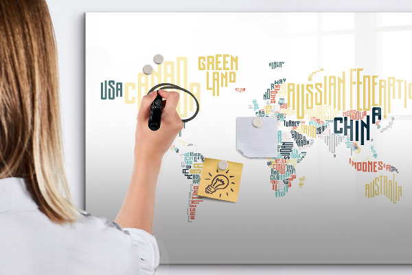 Tableau magnétique effaçable Une carte du monde avec des souvenirs personnels