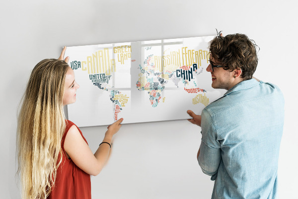 Tableau magnétique effaçable Une carte du monde avec des souvenirs personnels