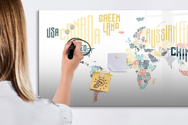 Tableau magnétique effaçable Une carte du monde avec des souvenirs personnels