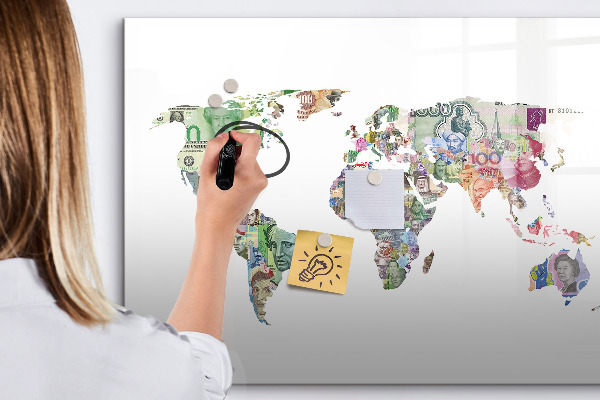 Tableau magnétique effaçable Une carte du monde avec des souvenirs personnels