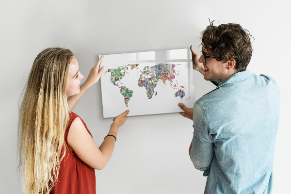 Tableau magnétique effaçable Une carte du monde avec des souvenirs personnels