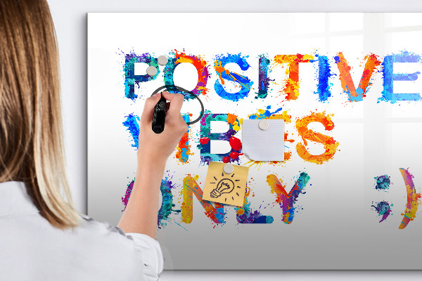 Tableau effaçable magnétique Des ondes positives dans un style coloré