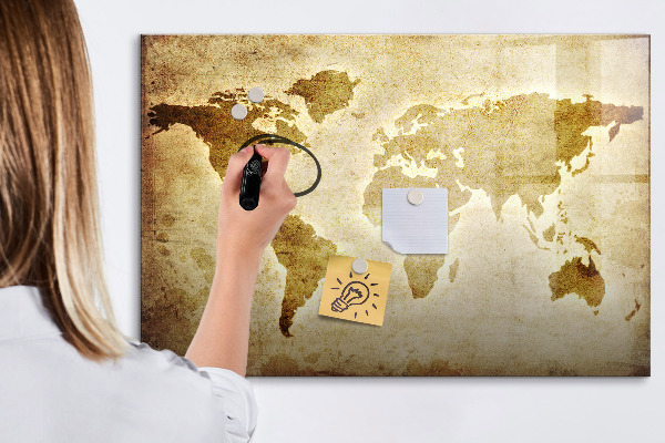Tableau magnétique effaçable Une carte du monde avec des souvenirs personnels