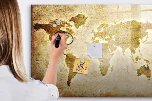 Tableau magnétique effaçable Une carte du monde avec des souvenirs personnels
