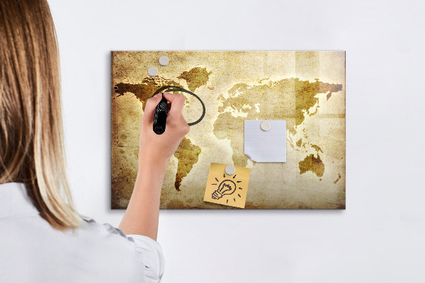 Tableau magnétique effaçable Une carte du monde avec des souvenirs personnels