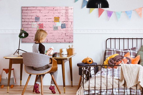 Tableau magnétique effaçable Mur rose avec espace pour les photos