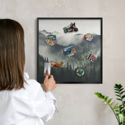 Tableau magnétique encadré de couleur noire Montagnes vertes