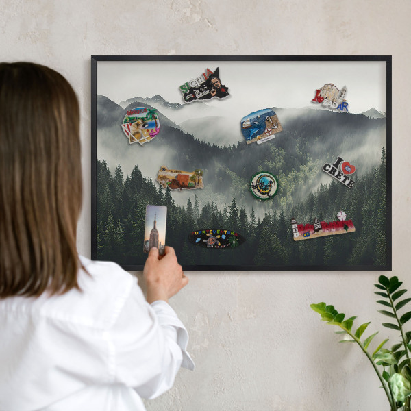 Tableau magnétique encadré de couleur noire Montagnes vertes