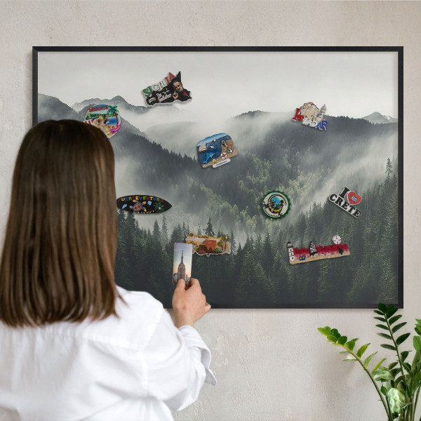Tableau magnétique encadré de couleur noire Montagnes vertes