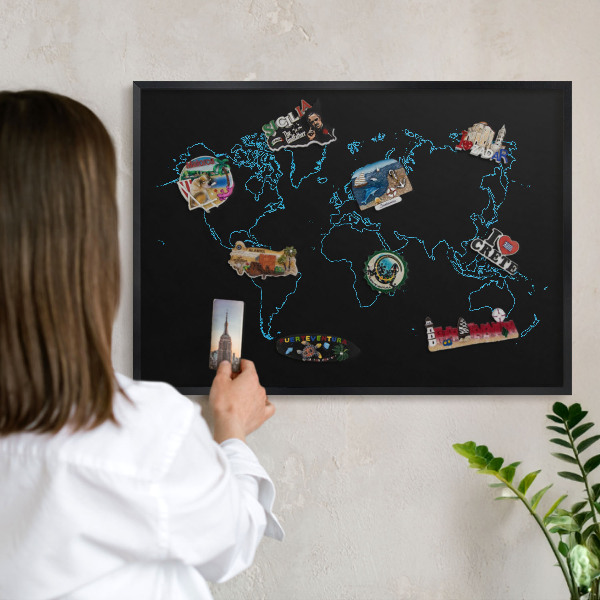 Tableau magnétique encadré de couleur noire Carte du monde