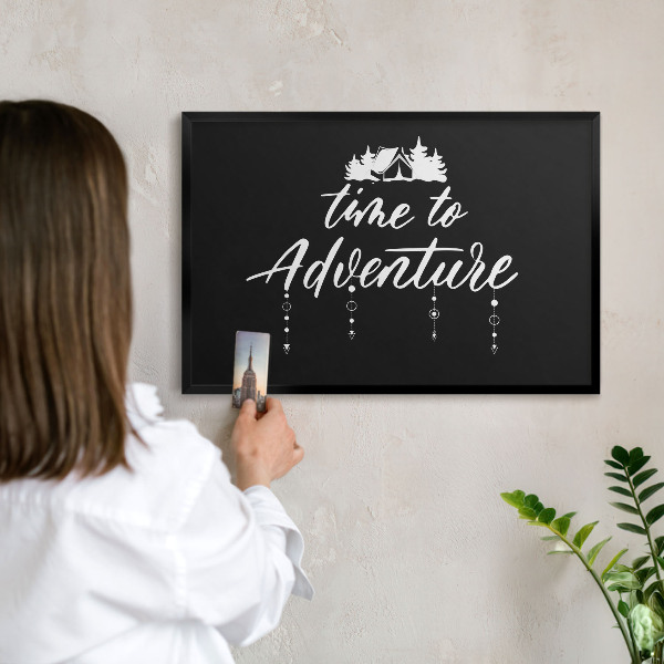 Tableau magnétique encadré de couleur noire L'aventure vous attend