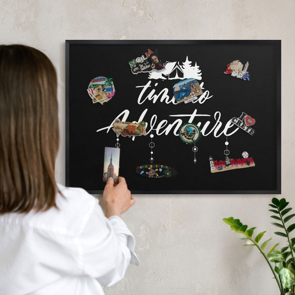Tableau magnétique encadré de couleur noire L'aventure vous attend