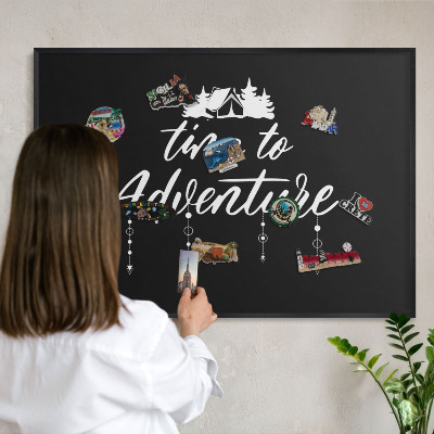 Tableau magnétique encadré de couleur noire L'aventure vous attend