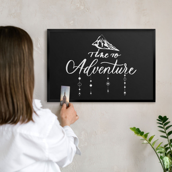 Tableau magnétique encadré de couleur noire L'aventure vous attend