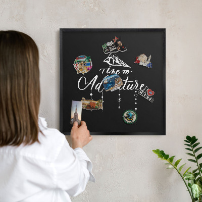 Tableau magnétique encadré de couleur noire L'aventure vous attend