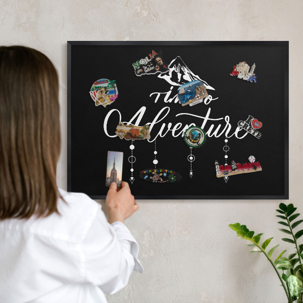 Tableau magnétique encadré de couleur noire L'aventure vous attend