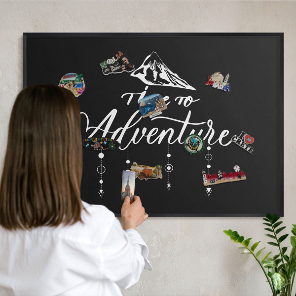 Tableau magnétique encadré de couleur noire L'aventure vous attend