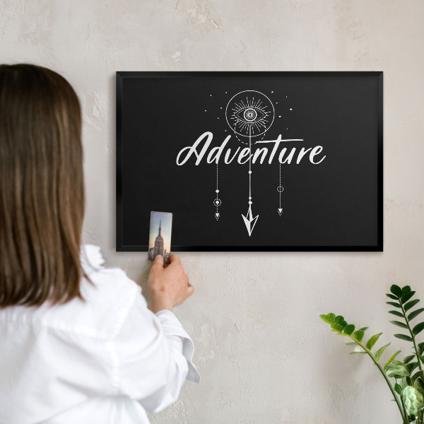 Tableau magnétique encadré de couleur noire L'aventure vous attend