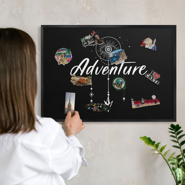 Tableau magnétique encadré de couleur noire L'aventure vous attend