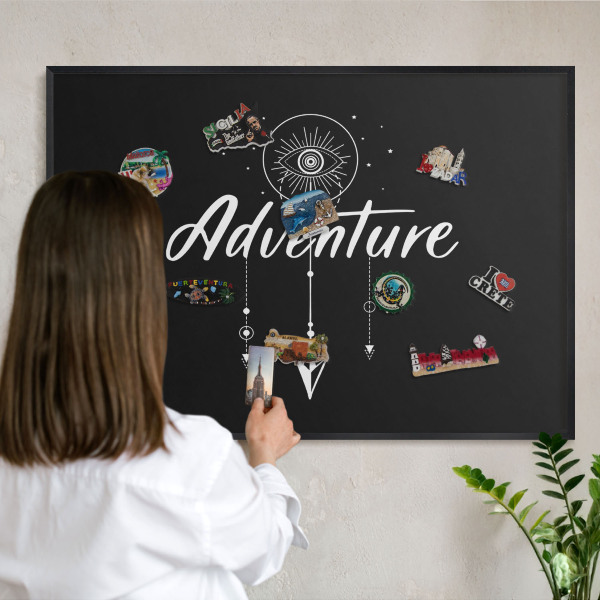 Tableau magnétique encadré de couleur noire L'aventure vous attend