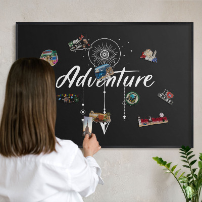 Tableau magnétique encadré de couleur noire L'aventure vous attend