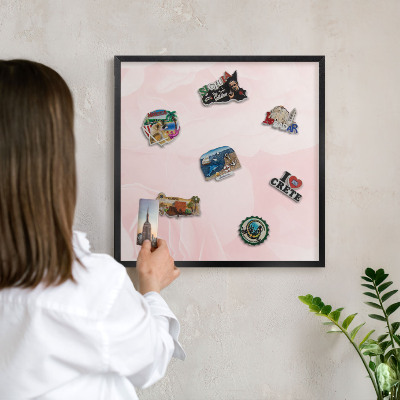 Tableau magnétique encadré de couleur noire Rose délicat