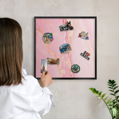 Tableau magnétique encadré de couleur noire Élégance rose