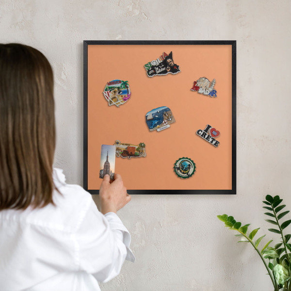 Tableau magnétique encadré de couleur noire Orange pastel