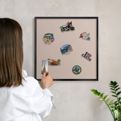 Tableau magnétique encadré de couleur noire Rose beige