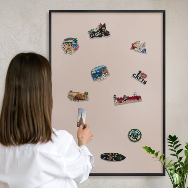 Tableau magnétique encadré de couleur noire Rose beige