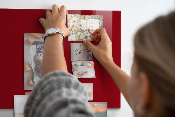 Tableau magnétique couleur rouge