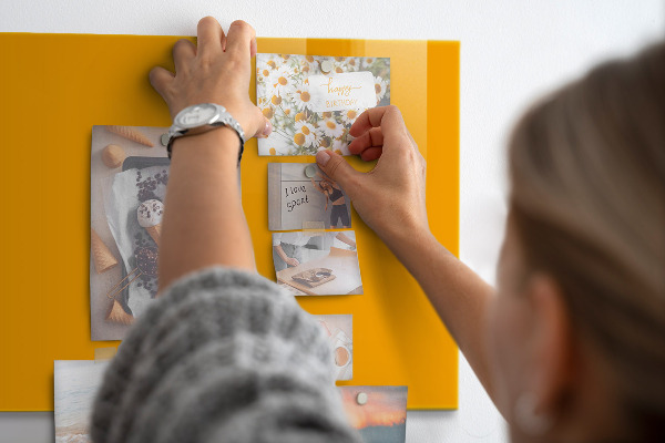 Tableau magnétique mural couleur jaune doré