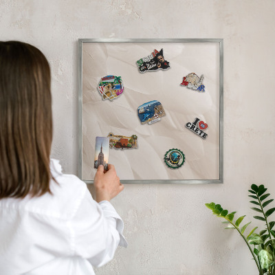 Tableau magnétique décoratif avec cadre argenté Plumes crème