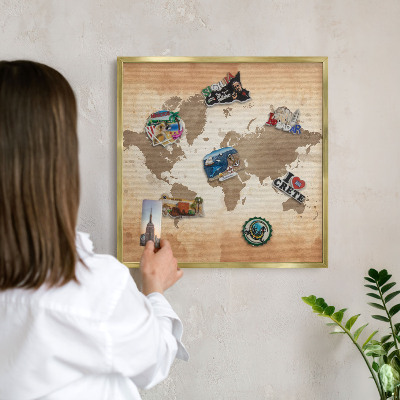 Tableau magnétique avec cadre de couleur dorée Carte du monde